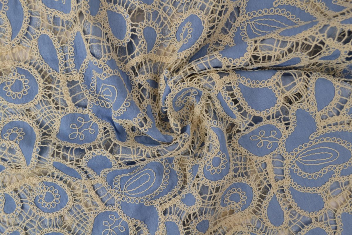 Stickerei im Jeanslook – Hellblau Blossom – Bild 2