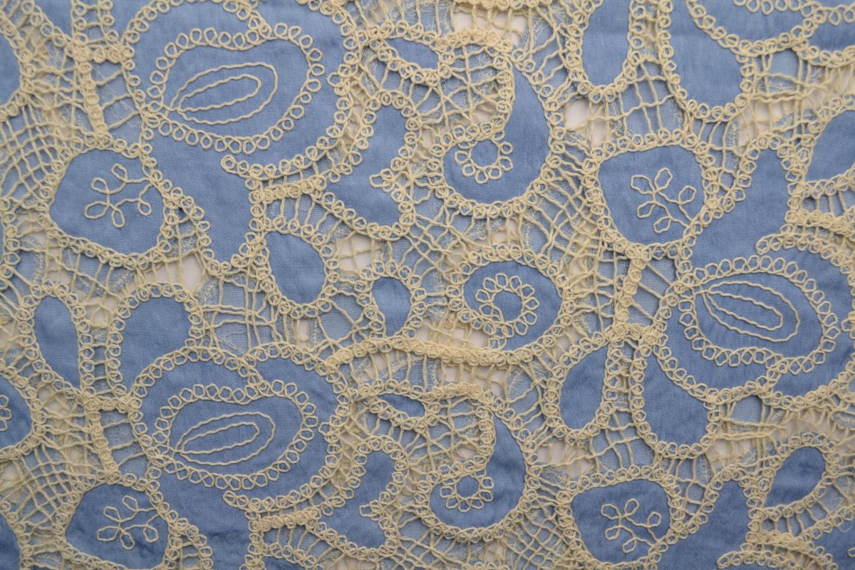 Stickerei im Jeanslook – Hellblau Blossom – Bild 3
