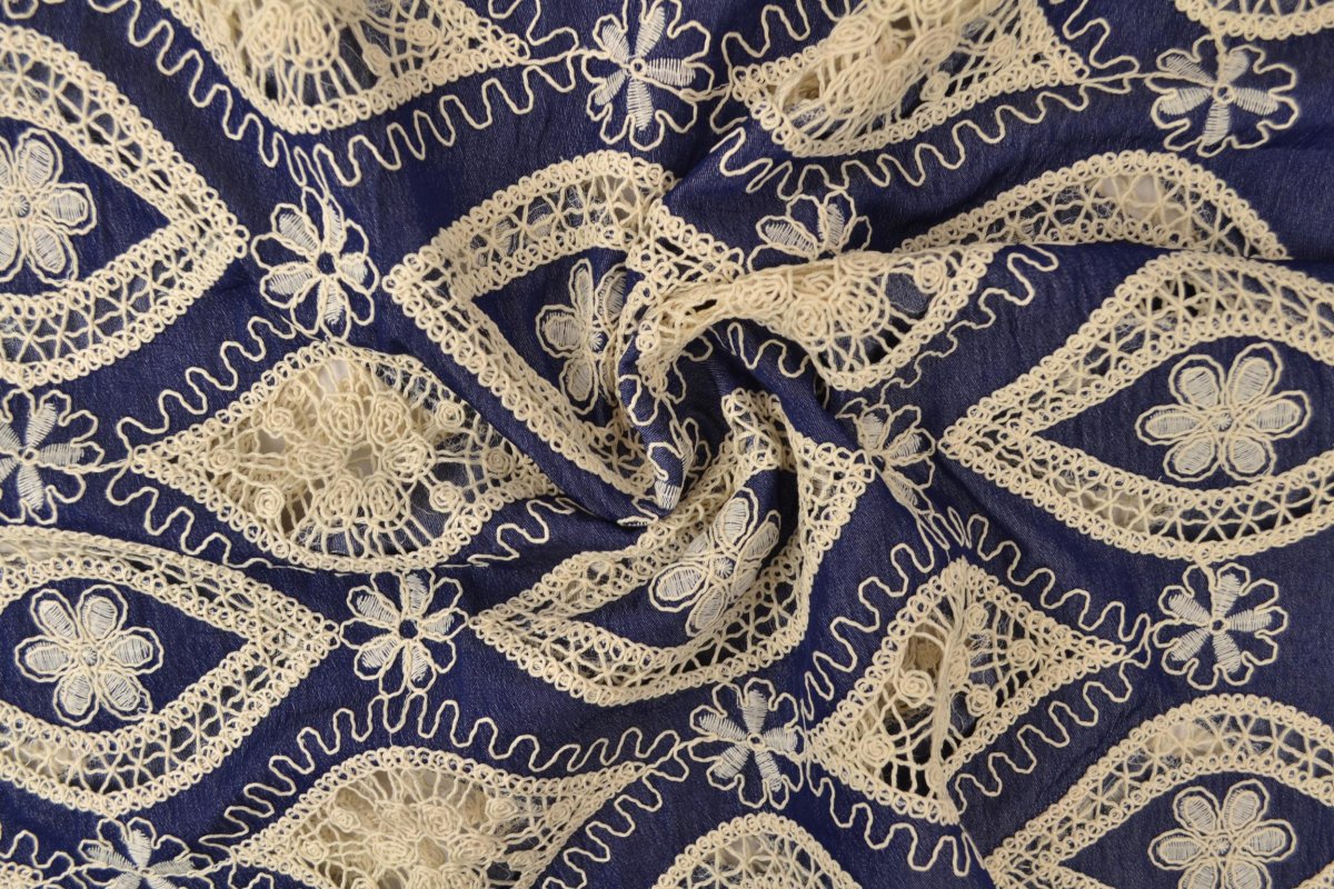 Coupon 100cm x 150cm | Stickerei im Jeanslook – Dunkelblau Vintage Floral – Bild 2