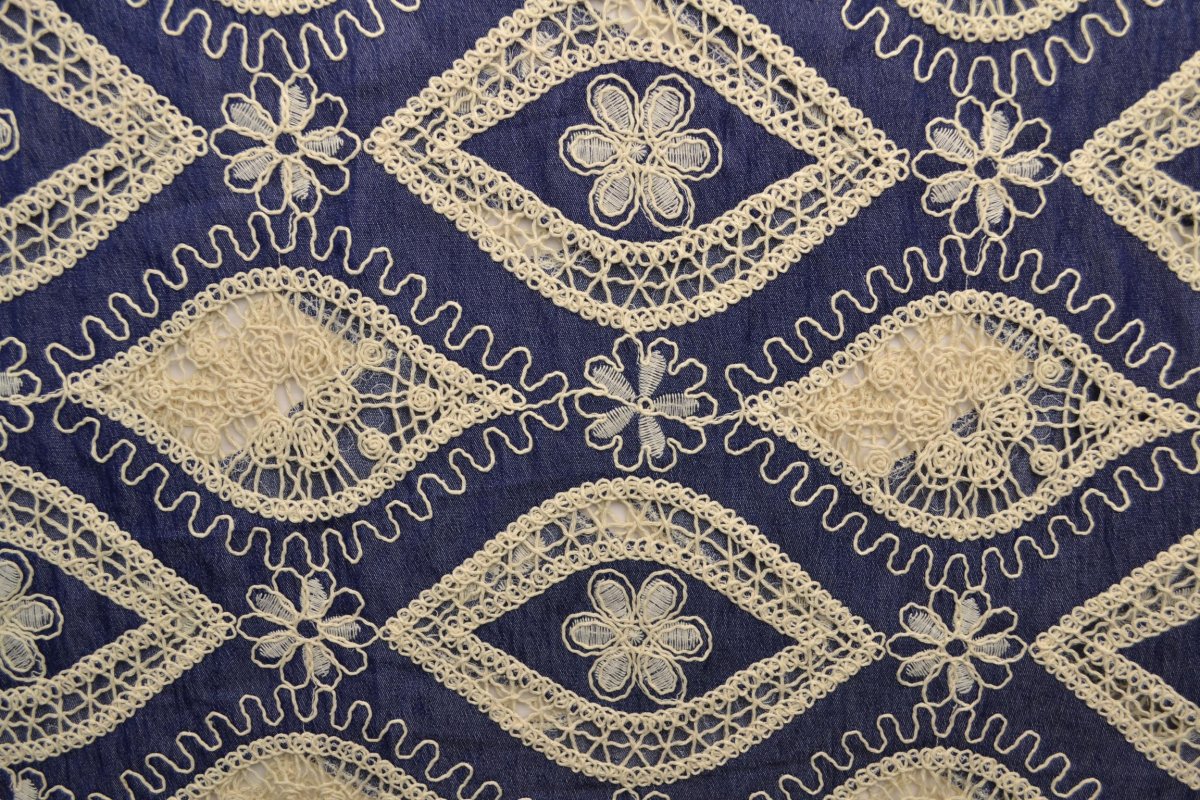 Coupon 100cm x 150cm | Stickerei im Jeanslook – Dunkelblau Vintage Floral – Bild 3
