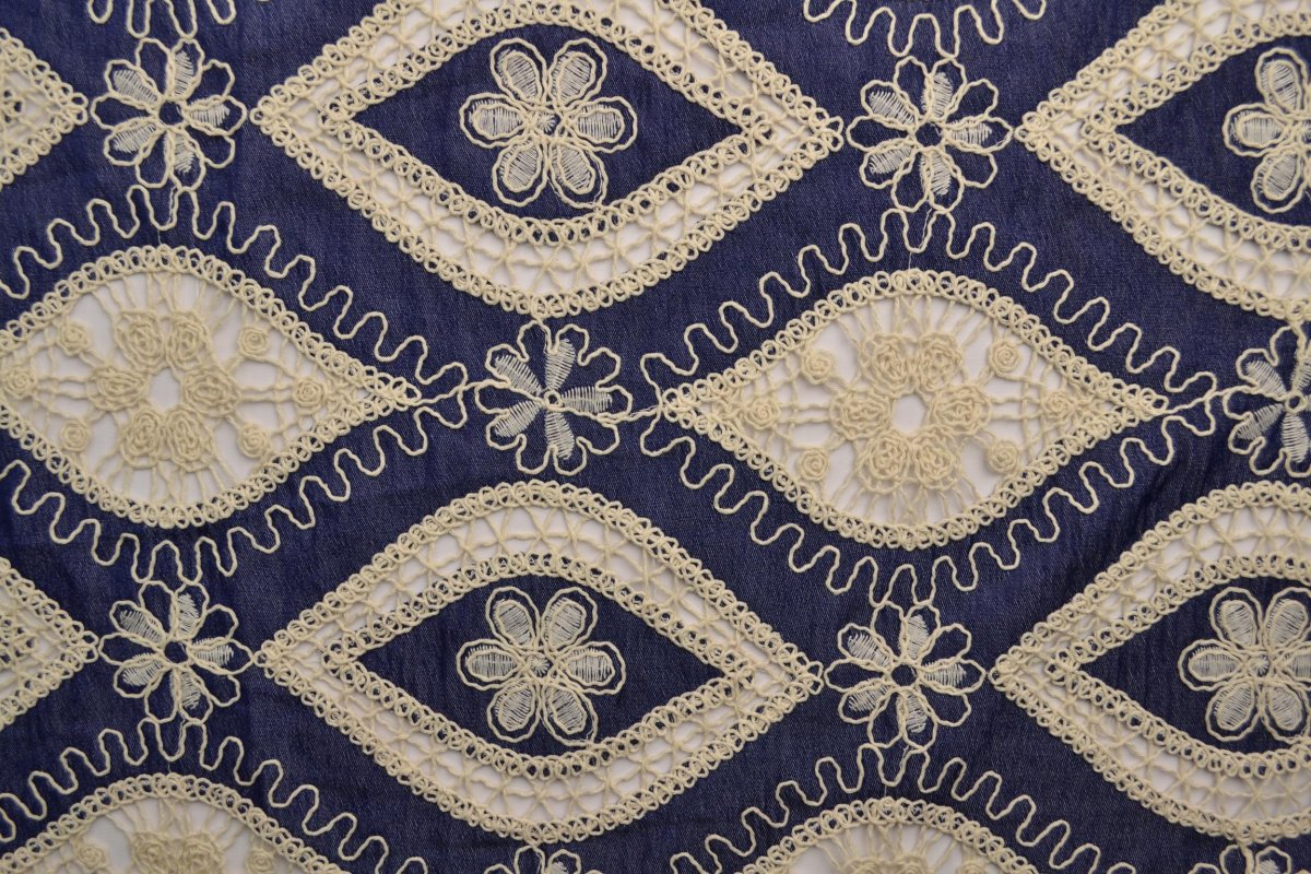 Coupon 100cm x 150cm | Stickerei im Jeanslook – Dunkelblau Vintage Floral – Bild 4
