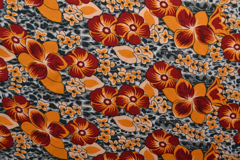Viskose – Rote und orangefarbene Blumen auf Jaguar – Bild 3